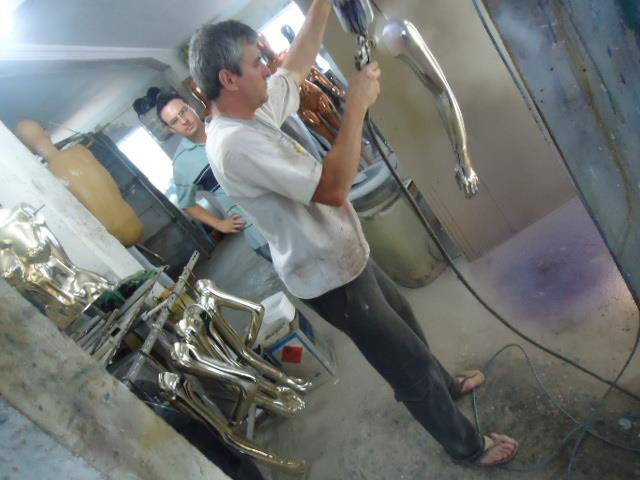 Profissional da Plasmetal Fava trabalhando na restauração de manequins com expertise
